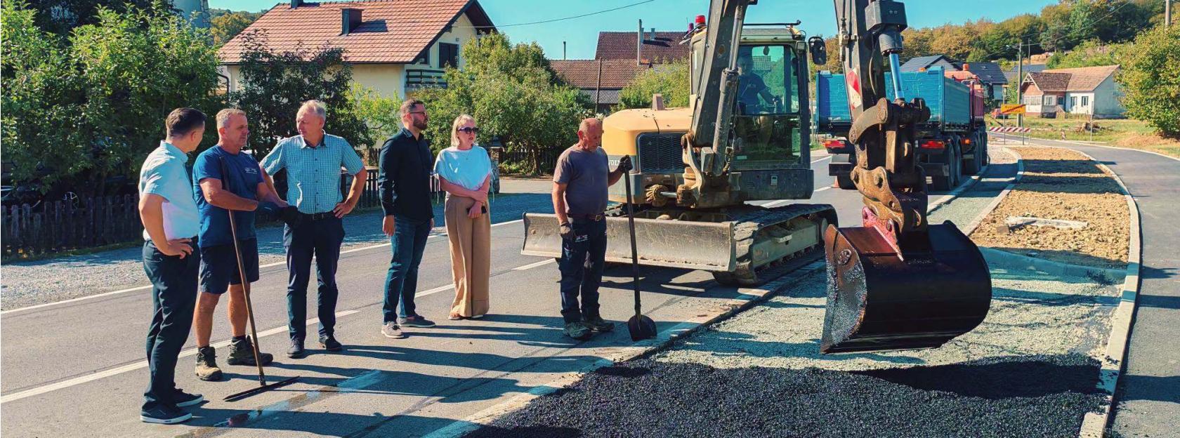 Završavaju radovi na pješačko-biciklističkoj stazi uz D45