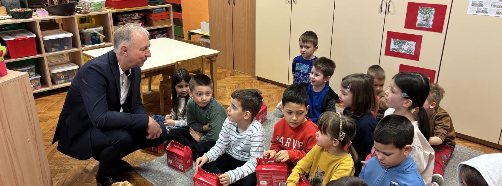 Uskrsna radost u Dječjem vrtiću Kutina: gradonačelnik darivao mališane i naglasio kontinuitet brige za svu djecu