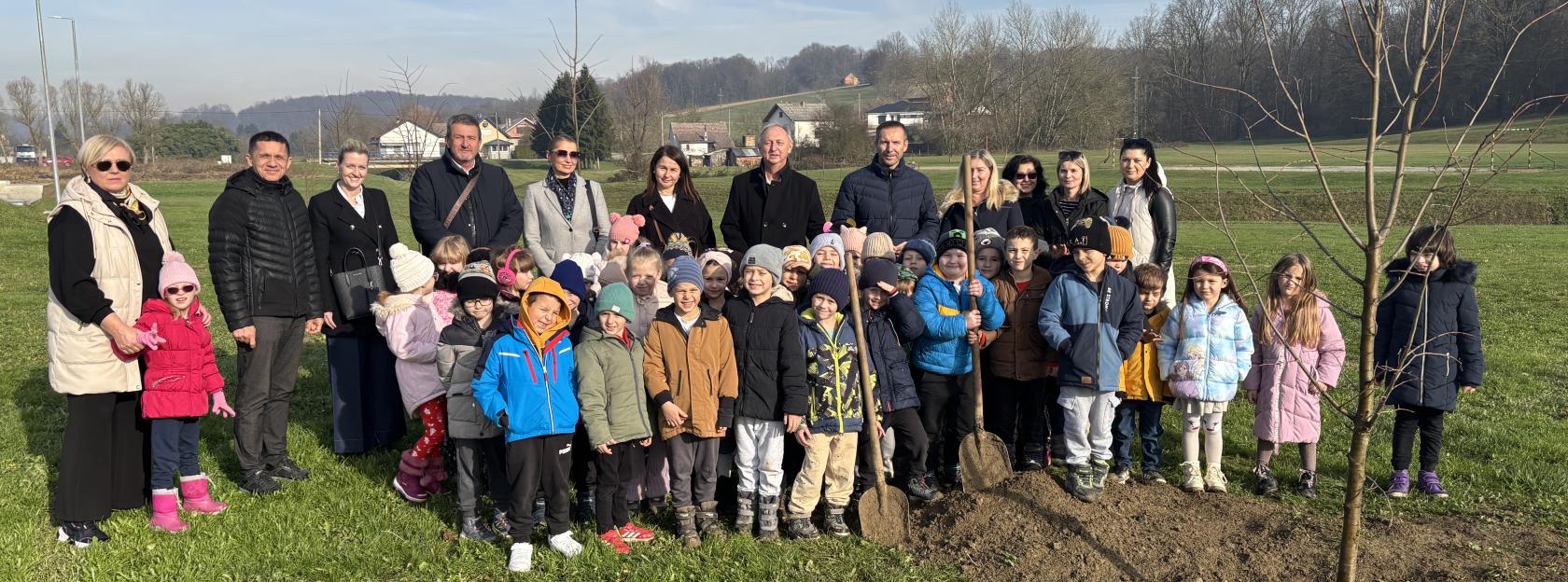 Novi zamah urbanom ozelenjivanju: U Kutini posađena 82 stabla na ključnim gradskim lokacijama