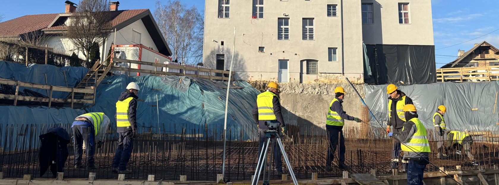 Obilazak gradilišta OŠ Mate Lovraka: pripremni radovi teku planiranim tijekom, intenzitet građevinskih zahvata uskoro vidljiv