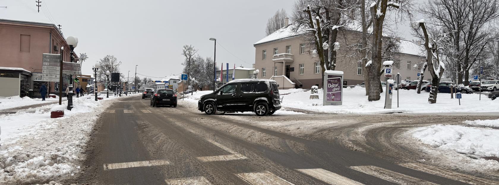 Ekipe Zimske službe Grada Kutine u pojačanoj pripravnosti – Zbog niskih temperatura i snježnih padalina potreban dodatan oprez u prometu